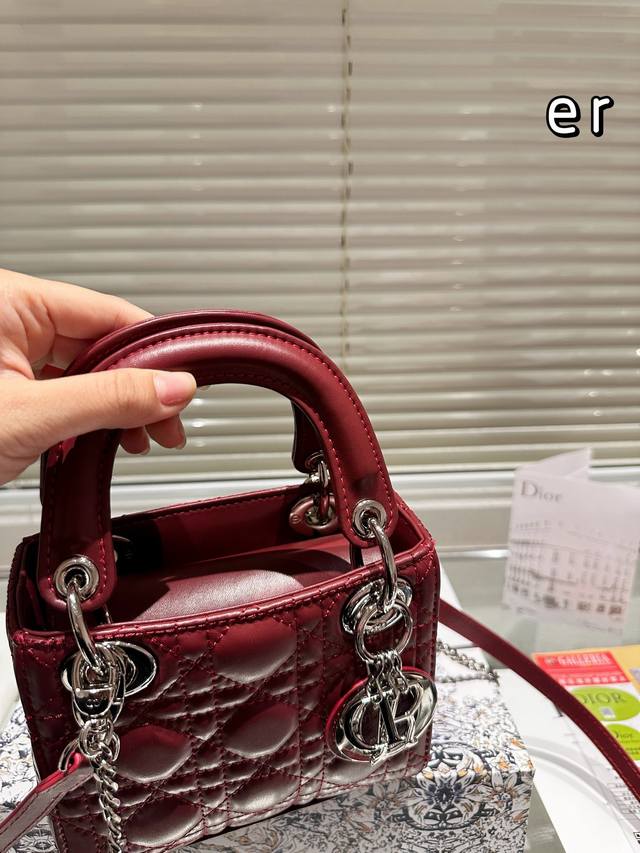 The Dior Concubine Bag Lady comes with a sheep tendon inside and is carefully crafted in sheepskin leather for a medium size design. It is paired with detachable chain shoulder straps and adjustable leather shoulder straps, making it an ideal choice