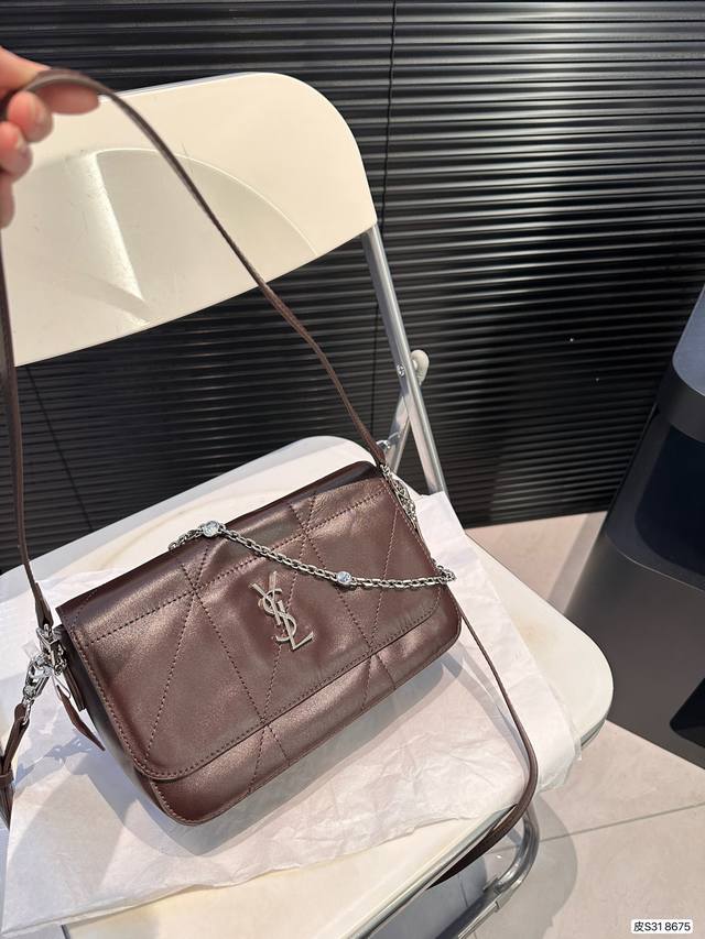 The Saint Laurent pure leather underarm bag is a lazy and casual combination, presenting a fashionable and cool feeling with a stylish and iconic fashion essence essential artifact! Street turning rate explosive size: 23 16 item number 8675