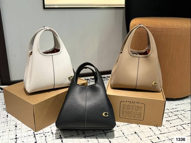 Paired with a box, the Coach Bucket Bag is simple yet not simple. This bag is versatile in meeting daily office capacity needs and offers versatile clothing options such as Clean Fit, neutral style, and mixed sports style