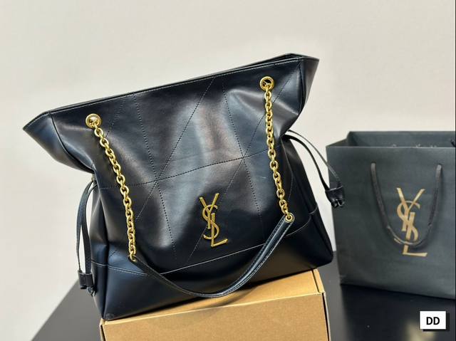 Paired with Ysl's new Jamie large handbag, the fashionable spark ignites instantly. The exquisite design of handbags not only perfectly stores your daily needs, but also showcases a lifestyle attitude. Relaxation is moderate, both elegant and full of