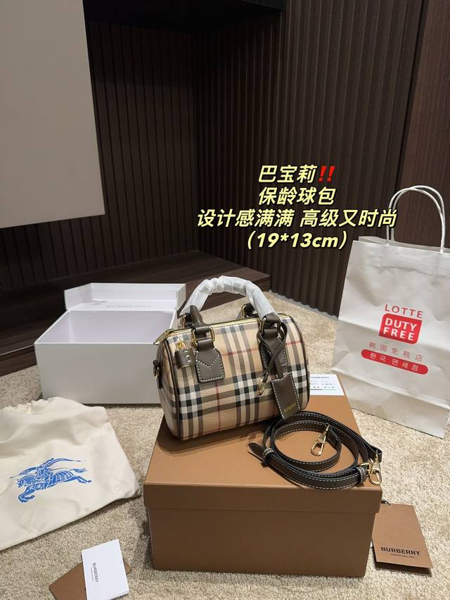 Featuring a foldable box size of 19.13, this Boston bowling bag has become another masterpiece of Burberry due to its unique design and practicality. Featuring a checkered pattern and a foldable box size of 19.13, this Boston bowling bag has become a