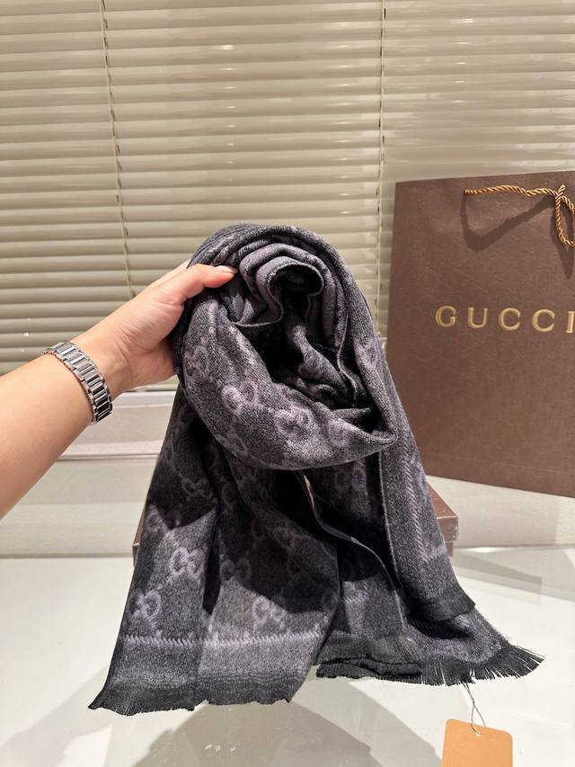 High end cashmere scarf gift box Guqi classic scarf made of real materials! This scarf is suitable for spring, autumn, and winter! It looks great as a shawl! Brighten skin tone! The upper body effect has a very strong aura, with a soft and textured f