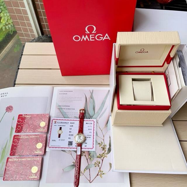 Essential artifact for goddesses. Omega Disc Fly series European channel At the end of the year, many overseas contract manufacturers will release expensive watches Both belong to the Swiss quartz movement with a 27.4Mm dial 48 VS1.4 South African di