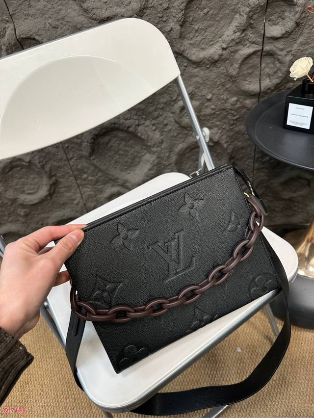 Lv embossed toiletry bag shoulder bag is a must-have for daily travel. It has a large capacity and good appearance. Online size: 26.20cm