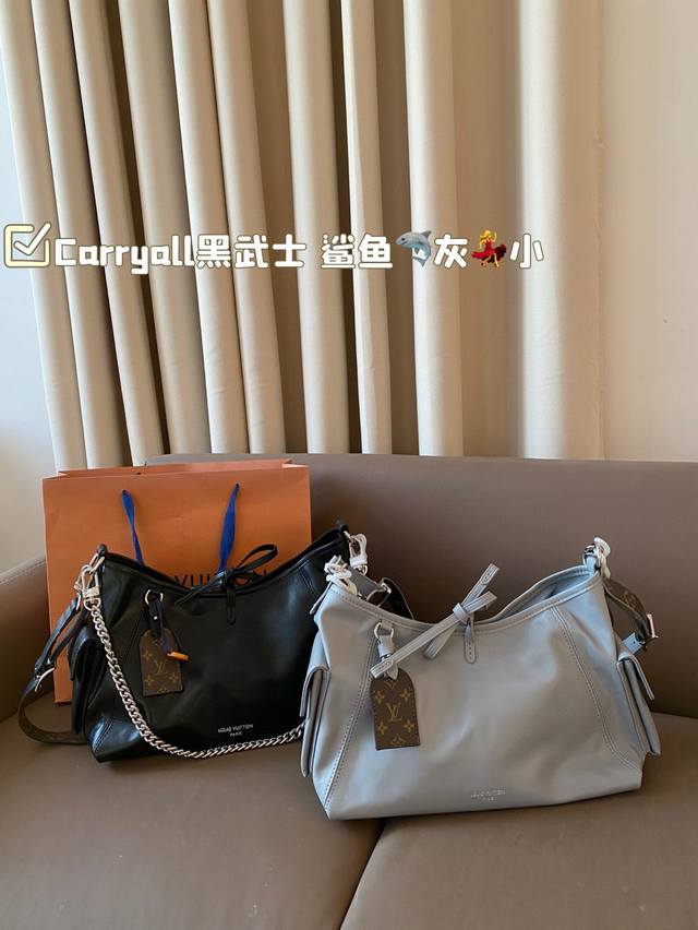 I fell in love with the new color Black Warrior Shark Grey from Carryall again. The Lv Black Warrior Classic Carryall bag has a soft sheepskin material that makes the bag more lazy and fashionable. The metal chain of the small size is so cool that it