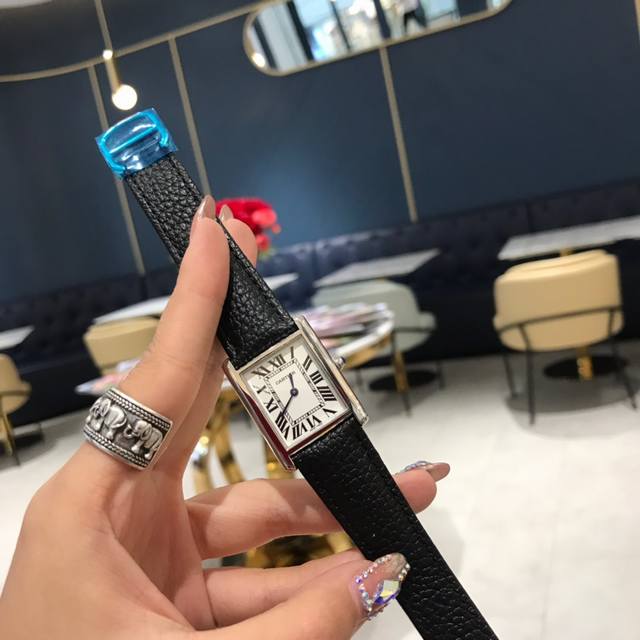 Cartier Tank Series Square Quartz Women's Watch, the latest masterpiece of F-16 in 2018! Highly recommended. The case of the small square card is hand polished with vertical and horizontal strokes, creating a three-dimensional effect that appears fla