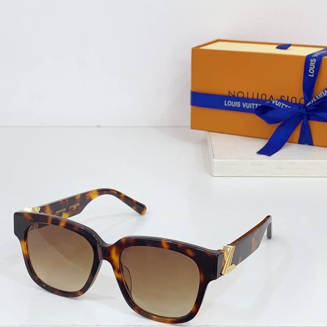 Louis Vuitton * Model: Z2123 Size: 54 Ports 17-140