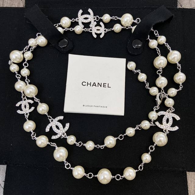 The high version comes with a full set of packaging. The Ch Nel Classic 5C Double sided Diamond Silver Pearl Sweater Chain is a genuine 9Xxx, which is definitely a must-have for beginners with long chains. The cost is huge, with all Swarovski 620 col