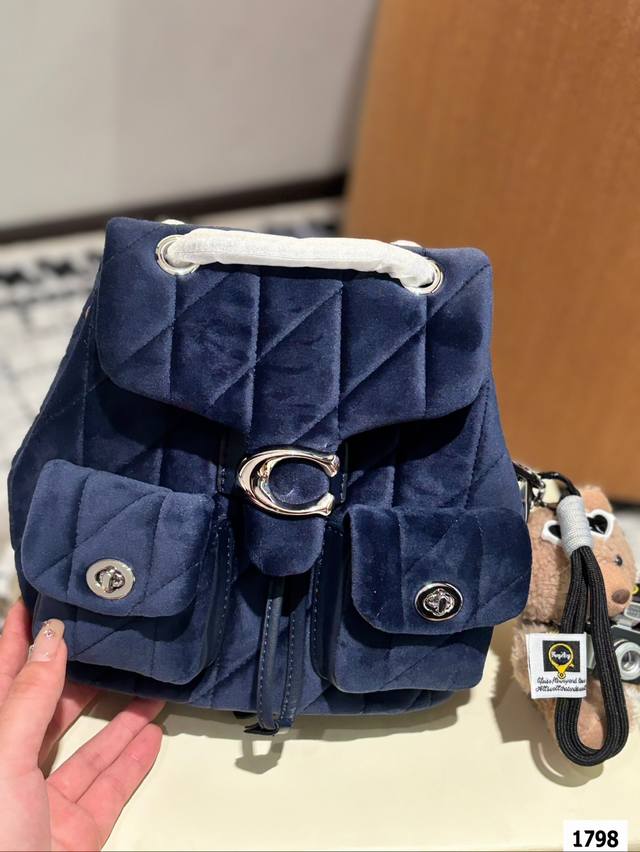 Gift box packaging for the new velvet Coach shoulder bag, the finishing touch in the autumn and winter limited edition velvet bag outfit. The most versatile bag for high-end and age reducing commuting on the street, size 20 18.5: