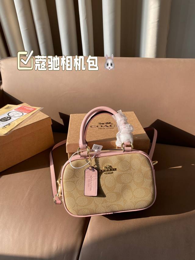 Is Coach's June new product a small square bag that you like? Coach's new product looks great this time, with versatile styles and colors, and a long shoulder strap that can be worn diagonally. The bag's capacity is also very large, making it perfect