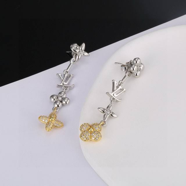 The precision version of Louis Vuitton earrings adheres to exquisite craftsmanship, achieving a natural embodiment of the classic Lv letter through the forging of dazzling Lv Twig polished color, revealing the brand's style. Star style classic versat