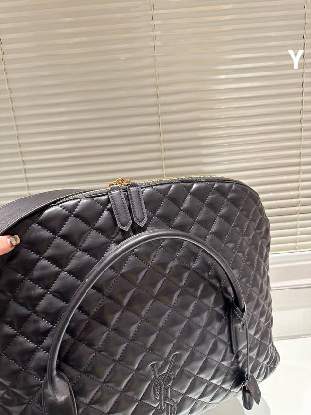 Ysl's new es Bag travel bag is simply a must-have for trendsetters! It looks so good! It's suitable for both men and women to travel with just one bag. Size 58cm