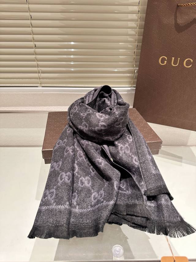 High end cashmere scarf gift box Guqi classic scarf made of real materials! This scarf is suitable for spring, autumn, and winter! It looks great as a shawl! Brighten skin tone! The upper body effect has a very strong aura, with a soft and textured f