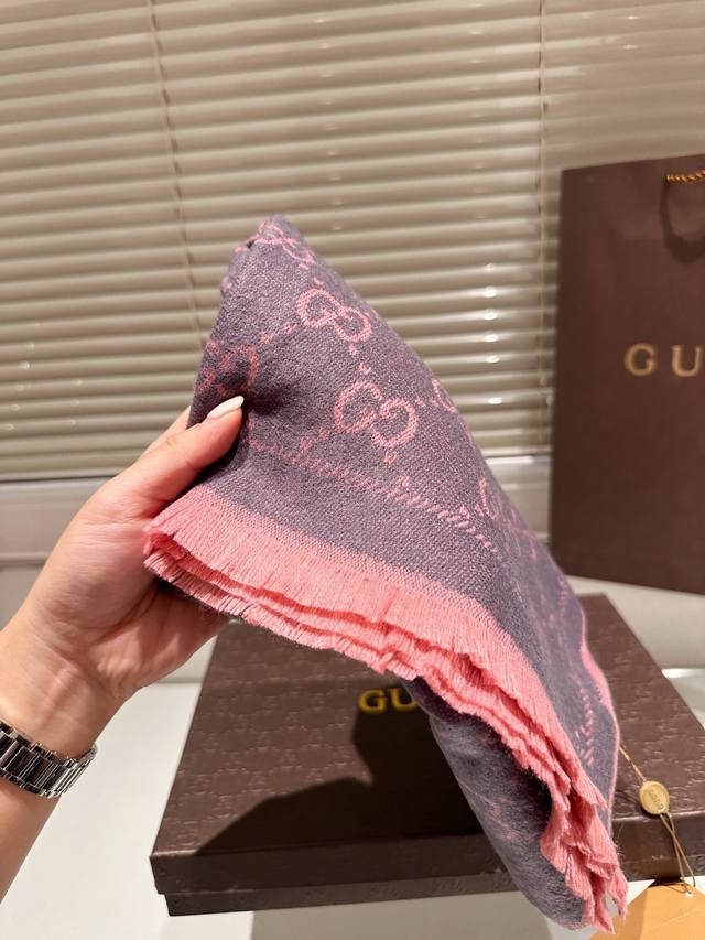High end cashmere scarf gift box Guqi classic scarf made of real materials! This scarf is suitable for spring, autumn, and winter! It looks great as a shawl! Brighten skin tone! The upper body effect has a very strong aura, with a soft and textured f