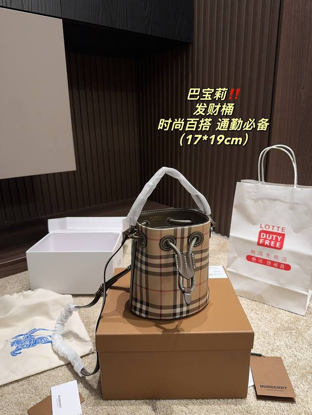 Equipped with a folding box size of 17.19, Burberry Wealth Bucket features a classic design that creates unbeatable items in the fashion industry! Brand supplied checkered coated canvas to enhance durability. Add cowhide edging to enhance fashion sen