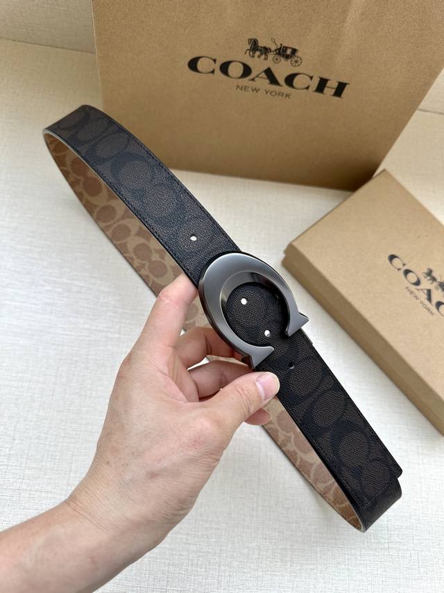 The 3.7cm wide COACH double-sided belt is made of black fabric with a classic logo buckle, and comes in two different appearances. Its fit can be personalized and can be cut with scissors. Trimmable double-sided: