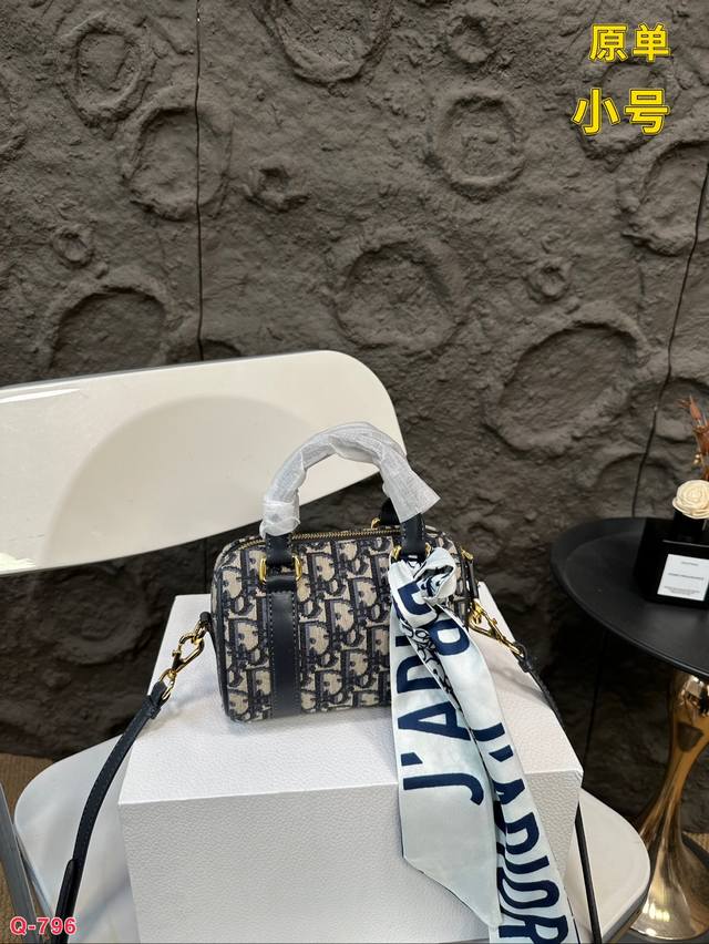 Paired with a folding box, the original Dior pillow is such a beautiful denim bag that even straight women of steel can't resist. Denim color is the pioneer of the fashion industry and the favorite pillow bag of fashionistas. Everyone knows that it c