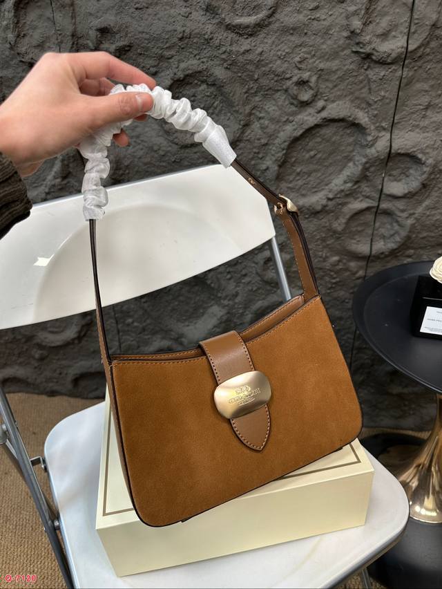 Paired with a folding box, Coach under the armpit amplifies the trick! The new Eliza series is really amazing! The minimalist design is truly eye-catching! The color is simple yet elegant, full of fashion sense, easy to match to create a sense of fas