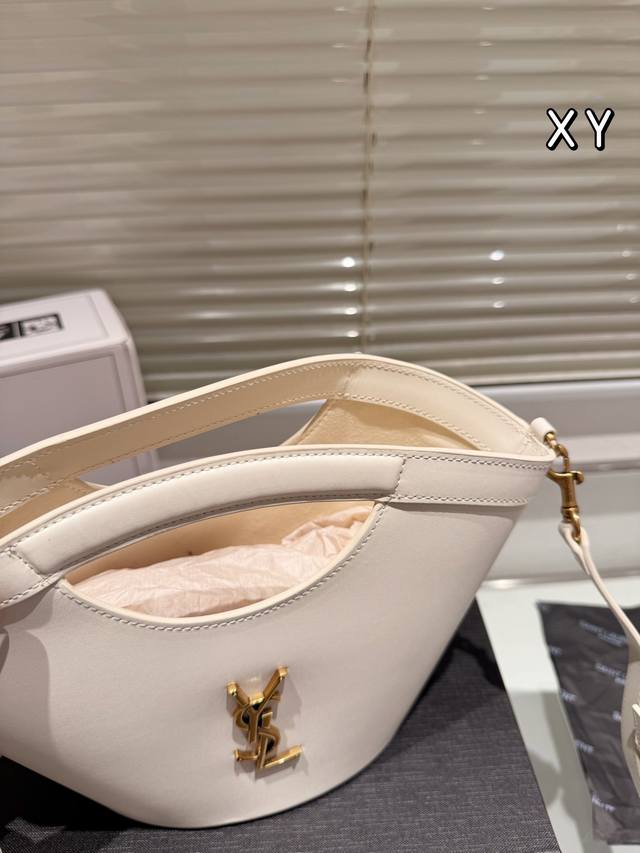 The new Ysl bucket bag in cowhide version is being asked by everyone about this # Rose new favorite. The soft and shiny calf leather material has a smooth touch, a bright and glossy appearance, and can perfectly reflect light. There are multiple ways