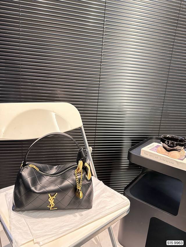 Paired with a box, the Saint Laurent armpit bag is a hot, cool, and sweet new style that looks great when you go out. Size 27 14, item number changed to 9963