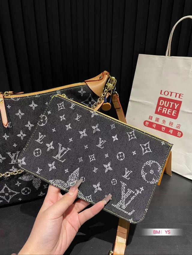 Paired with a folding gift box Lv, vintage denim Loop, denim armpit bag, big moon is too poking at me! Upper body effect! Don't say anything! Book it up Search for LV Large Moon Bag Cowboy Size: 33 * 26