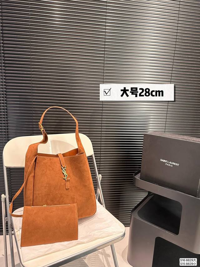 The large and small size matching box of the suede Saint Laurent tote bag is full of design sense, very intellectual and elegant. It is a super high-end fashion item that will definitely amaze you. Size: large 28 30 small 24 23 item number 8829