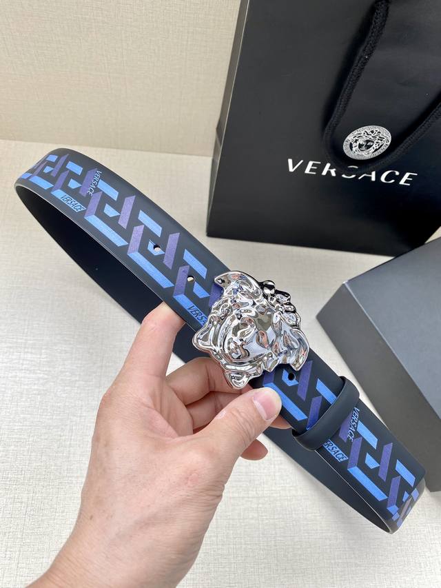 Width 4.0cm Versace This classic Versace belt is made of soft calf leather, adorned with la Greca print, and comes with a 3D Medusa belt buckle