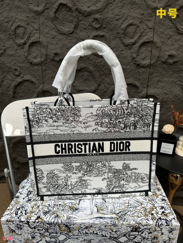 Small size 21.20cm, medium size 35.27cm, large size 41.34cm, original single Dior shopping bag with folding box. This year's heavyweight counter classic explosive will be different from handsome and elegant: