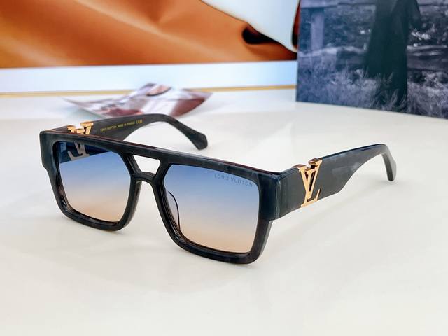 Louis Vuitton * Model: Z2062W Size: 56 Ports 18-145