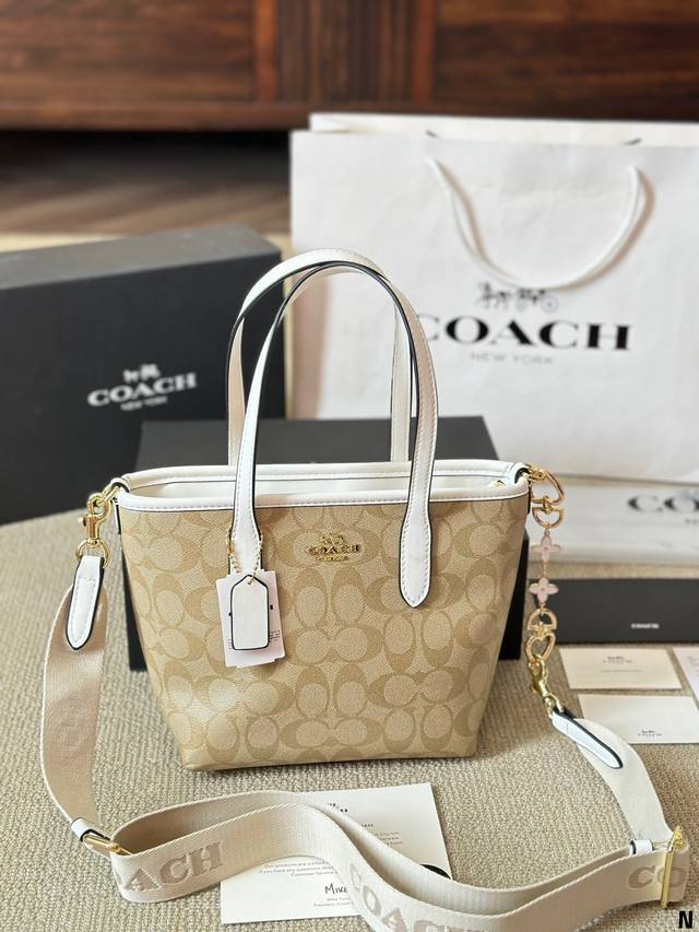Coach with accessories! Such a cute City tote bag! Coach's new September product is the Little Tote Bag! City Series Mini Number!! Good boy, good boy. Size 20 20cm: