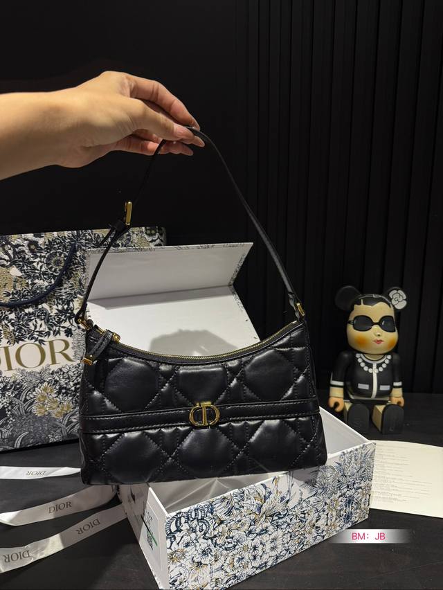 Paired with a folding box, Dior Crescent Underarm Bag, D Home Hobo Underarm Bag. The newly released Hobo is very cute! It's really low-key but inadvertently shows a sense of luxury! It feels very comfortable to carry! Size: 23 13: