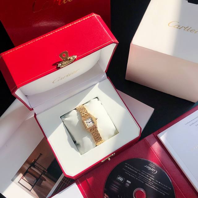 Cartier Panth è re De Cartier Cheetah watch series. The smooth lines are soft and comfortable between the wrists, exuding an innate elegance in every movement and gesture. Soft on the outside, strong and enterprising on the inside, this complex piece