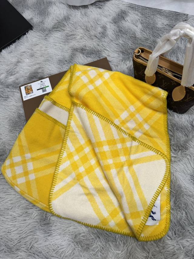 New scarf, Burberry. Original beautiful item, classic explosive item, returns to the forefront. Burberry's new imported Nepalese cashmere top embroidery scarf is definitely a screaming quality fashion brand's top design Essential high-end products fo