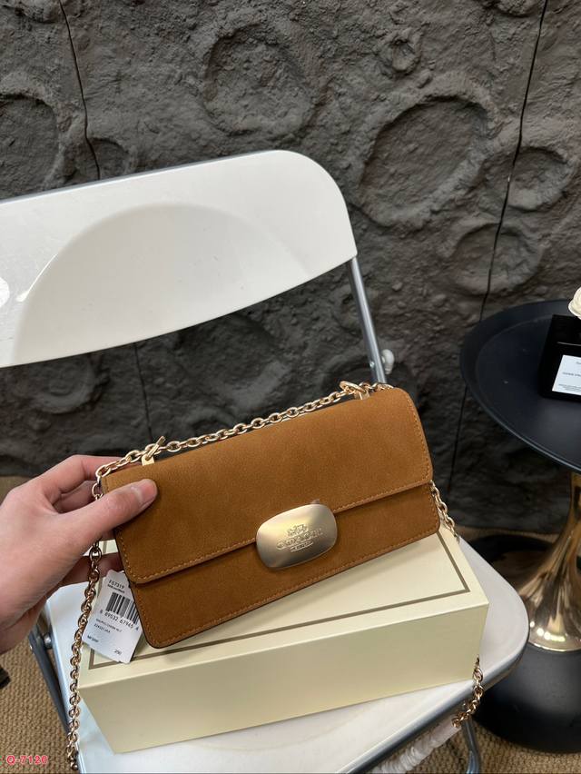 The Eliza series from Coach with folding box is new! Eliza is no stranger to old faces, but this time she has some autumn and winter styles in mind, which suddenly brightens her eyes! Leather, suede, stable and atmospheric color: