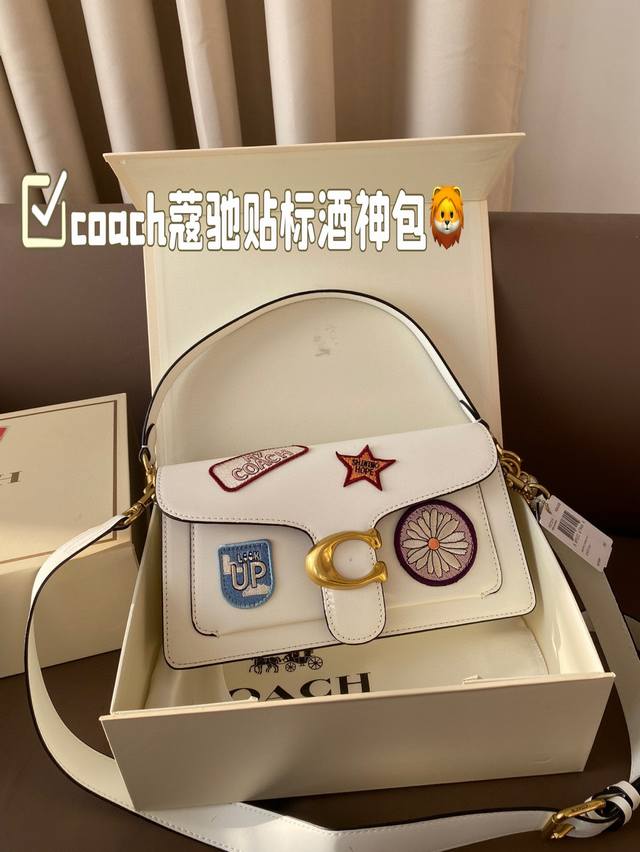 The color combination of Coach Coach Label Wine God Bag this time is simply a fairy color scheme! High in appearance and versatile, suitable for both handheld and crossbody use, this is the Coach Wine God! Cute and able to pretend! Handheld crossbody