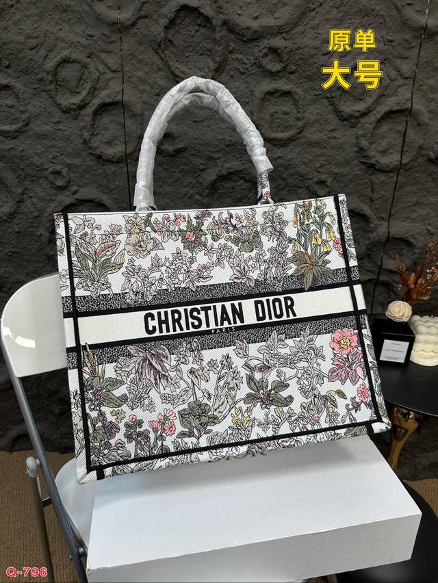Small size 27.20cm, medium size 36.27cm, large size 42.35cm, original Dior shopping bag with folding box. This year's heavyweight counter classic explosive will be different from handsome and elegant: