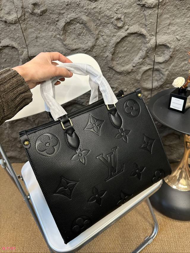 The Lv Onthego handbag tote bag is a cost-effective item that is very practical in both design and appearance. The large logo is super fashionable and not easily deformed, and the upper body has a great temperament. Size: 34.27cm: