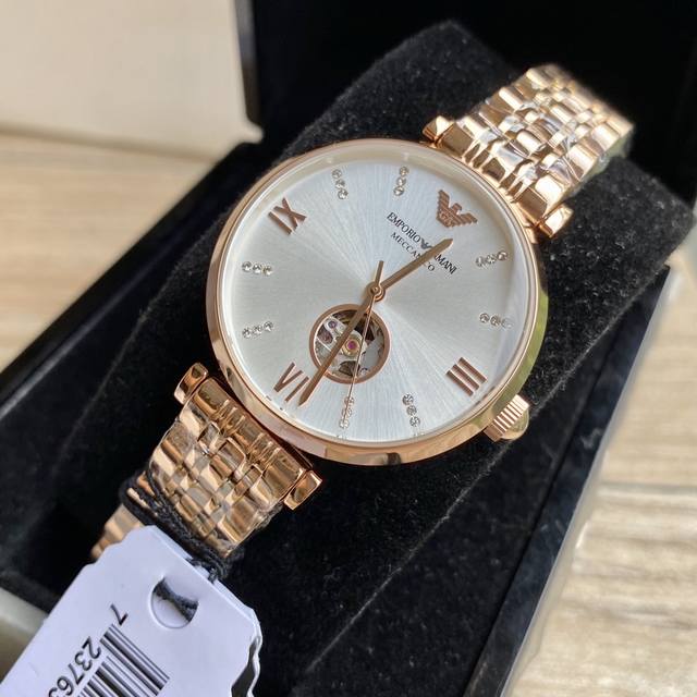 Armani mechanical women's watch has arrived!! Classic and minimalist Italian style, with a transparent heart on the exposed movement, 316 stainless steel strap, original mineral crystal mirror with 30 meter waterproof buckle, fully manual winding mec