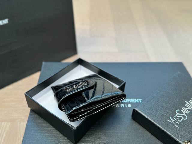 The latest model of Saint Laurent YSL counter with box matching has made a hot debut! Exquisite workmanship, comparable to a counter! Multi functional small wallet card bag with multiple card slots is a fashionable and beautiful must-have, super prac