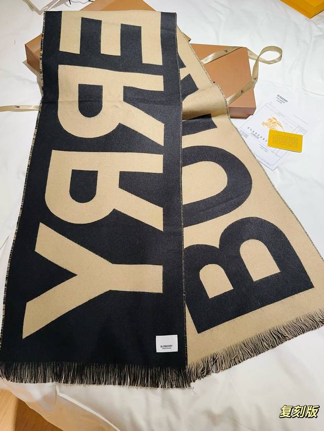 Delivery picture of the same complete set of packaging Burberry scarf counter original printed customized Burberry cashmere scarf counter washed label,% cashmere material, soft touch, hand sewn Burberry logo, integrated lock edge details not