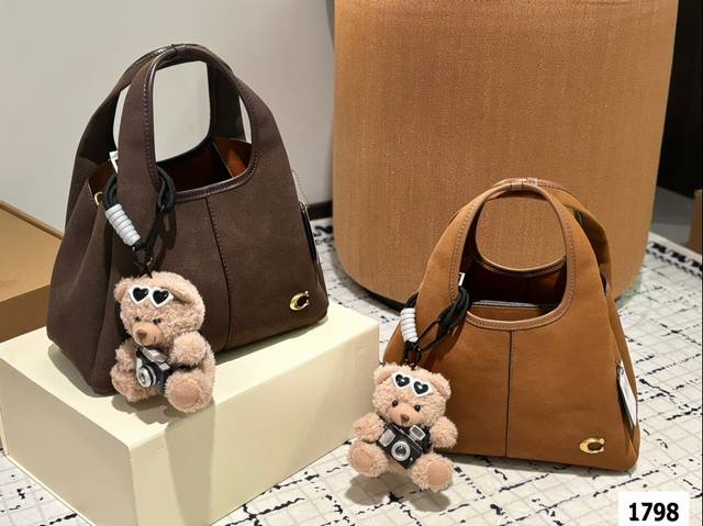 The gift box packaging of Coach's new Lana basket is really versatile! Both handheld and crossbody are suitable for comfort, with a perfect score. The entire bag only has a simple metal small C logo, which is simple yet low-key. The whole body is mad