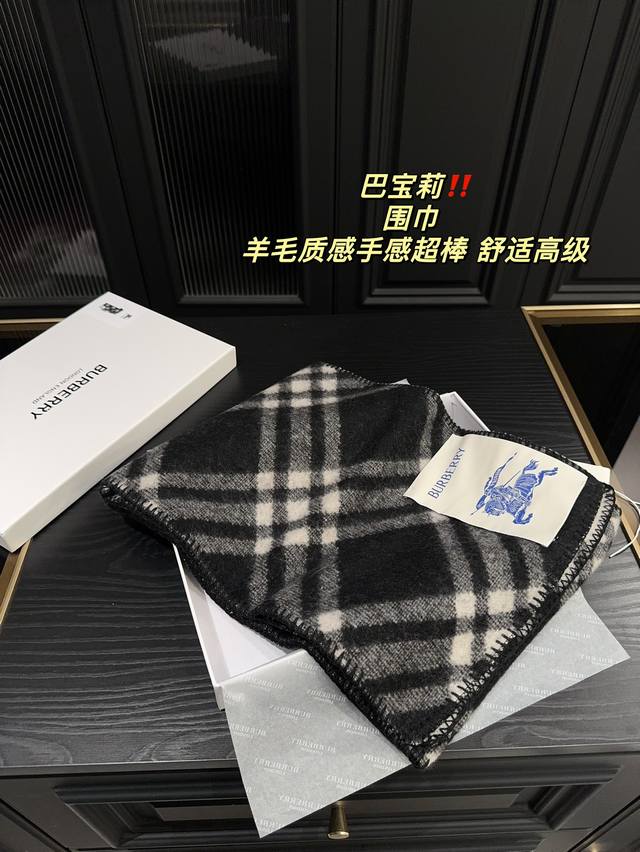 The low-key luxury of pairing Burberry scarves with boxes! This Burberry scarf is extremely easy to match, suitable for both men and women. The more you look at it, the more you love it, the more fashionable it becomes, and the more you look at it, t