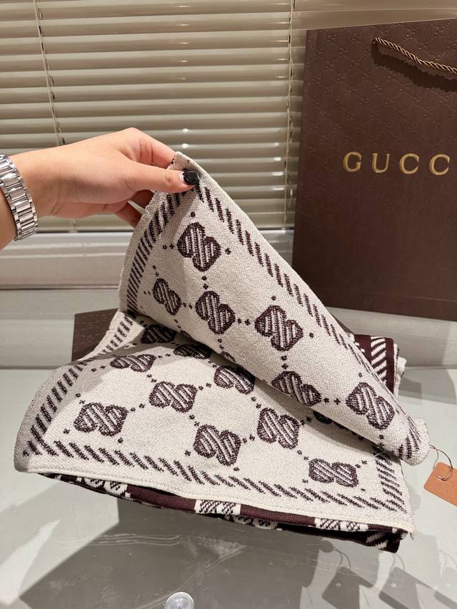 High end cashmere scarf gift box packaging Gucci classic scarf made of genuine materials! This scarf is suitable for spring, autumn, and winter! It looks great as a shawl! Brighten skin tone! The upper body effect has a very strong aura, with a soft