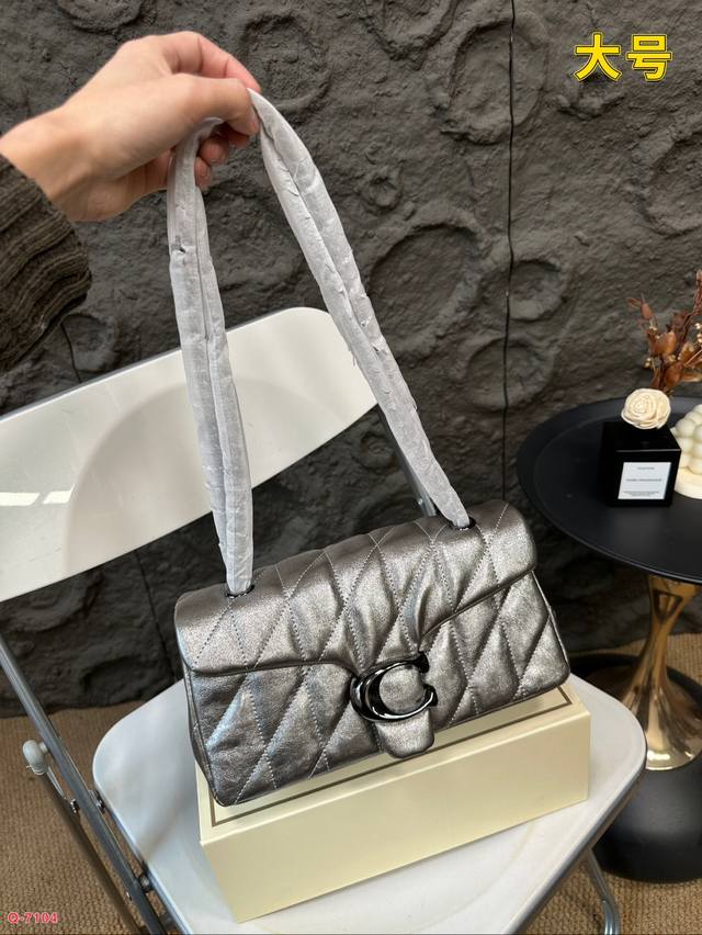 Paired with a folding box, Coach Wine God Wow, Coach's shining and charming second Tabby is definitely not unfamiliar and can be considered as Coach's main force. The little fairy will definitely not miss out on the fashionable and essential autumn a