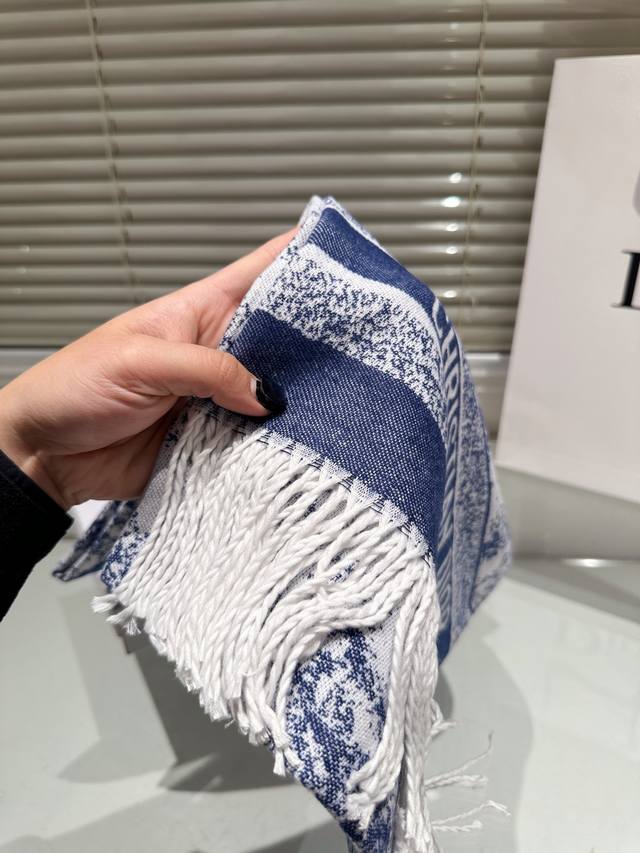 The new autumn and winter college style double-sided scarf has a thick, soft and super versatile feel, making it a fashionable item that can be used as a scarf or shawl! One side is decorated with the 