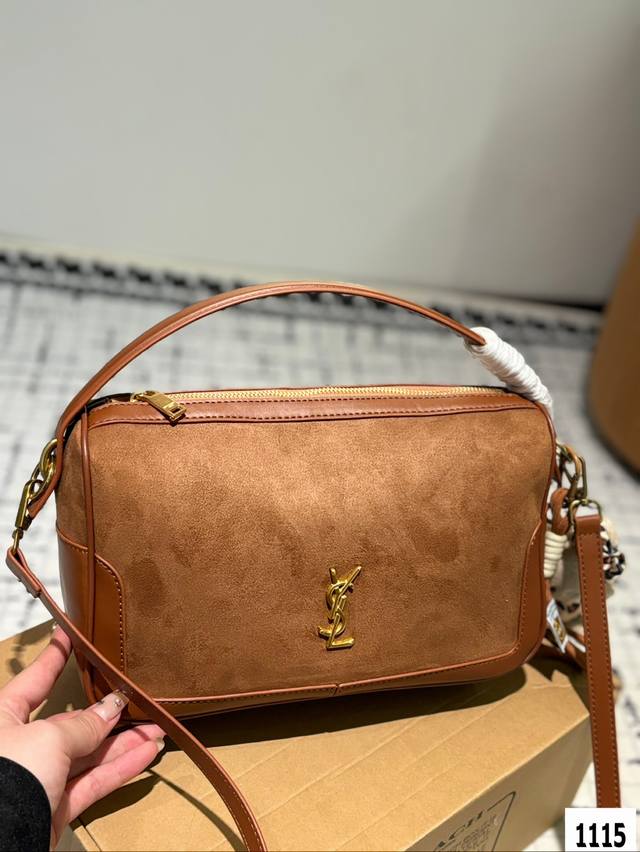 The Ysl handbag with the box is a hot and stylish new item that looks great when you go out. Size 28 20