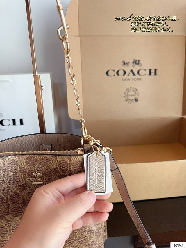 Comes with an airplane box Equipped with the original pendant, the new bucket bag from C Home in May is a casual and casual bag from the latest season of Coach. It has a three-dimensional full armpit and crossbody design, making it a must-have for co