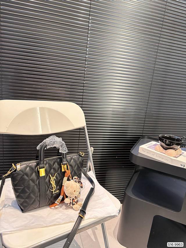 Paired with a box, the Saint Laurent handbag is a hot and stylish new item that looks great when you go out. Size 22 17 item number has been revised to 9963.