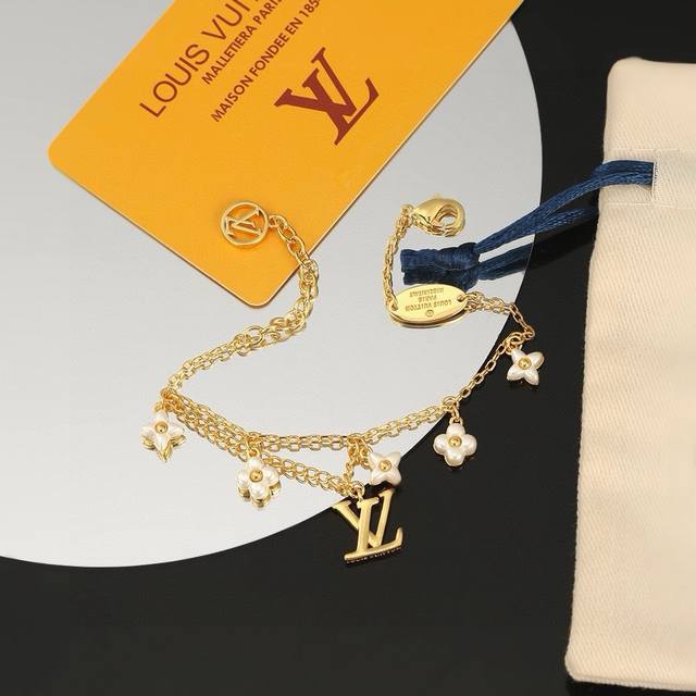 The exquisite version of the Louis Vuitton letter bracelet adheres to the exquisite craftsmanship and polishing color to achieve the natural embodiment of the classic Lv letter, revealing the brand style. The star style classic versatile bracelet 073