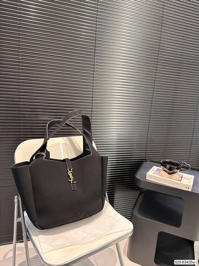 The Saint Laurent suede tote bag with airplane box is full of design sense, very intellectual and elegant. It is a super high-end fashion item that will definitely amaze you. Size: 32 28